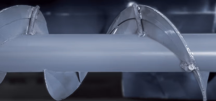 Mainero cross auger with reinforced flighting at the feeder-house section